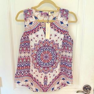 Sleeveless flowy top CUTE and NEW 💕